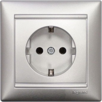 Силовая розетка LEGRAND Valena 2К+3 укоплектованная на винтах 10/16 А 230/250 В алюминий Силовая розетка LEGRAND Valena 2К+3 укоплектованная на винтах 10/16 А 230/250 В алюминий
